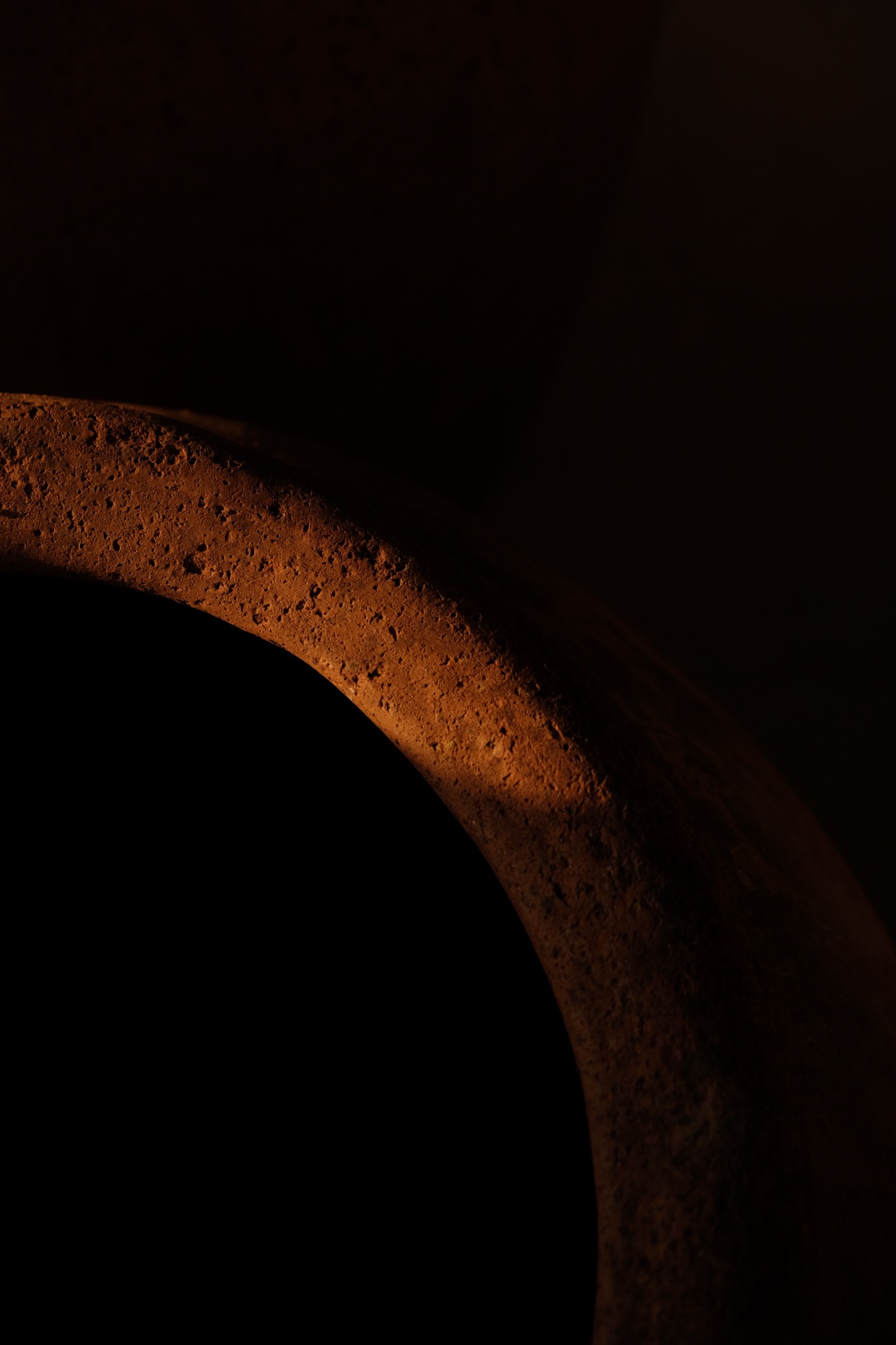 Terracotta rim close-up
