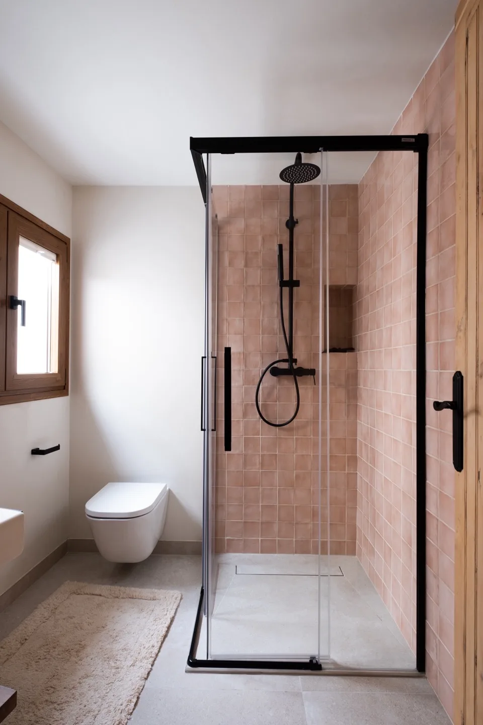 Paraíso — bathroom with pink tile shower and rain shower head