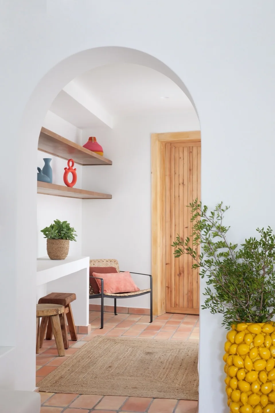 Paraíso — arched niche with shelves, terracotta tiles, and ceramic objects