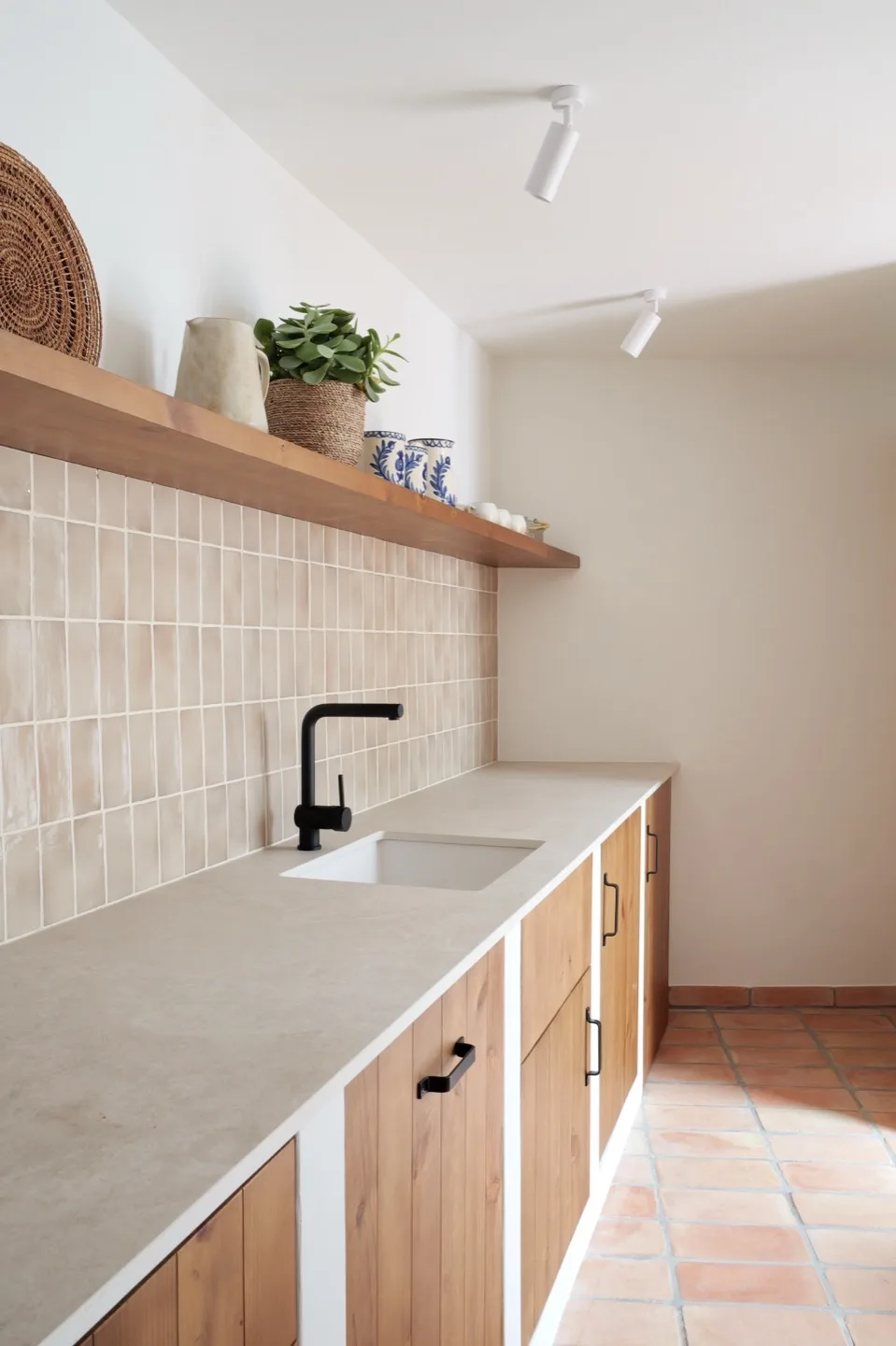 Paraíso — ceramic vase with greenery on tiled kitchen table